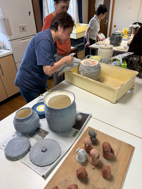 マイ骨壺に釉薬をかけます
