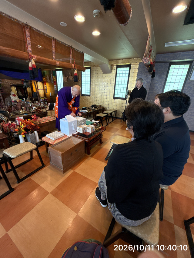 本寿院の本堂で、ご家族がご両親の供養に立ち会われました。