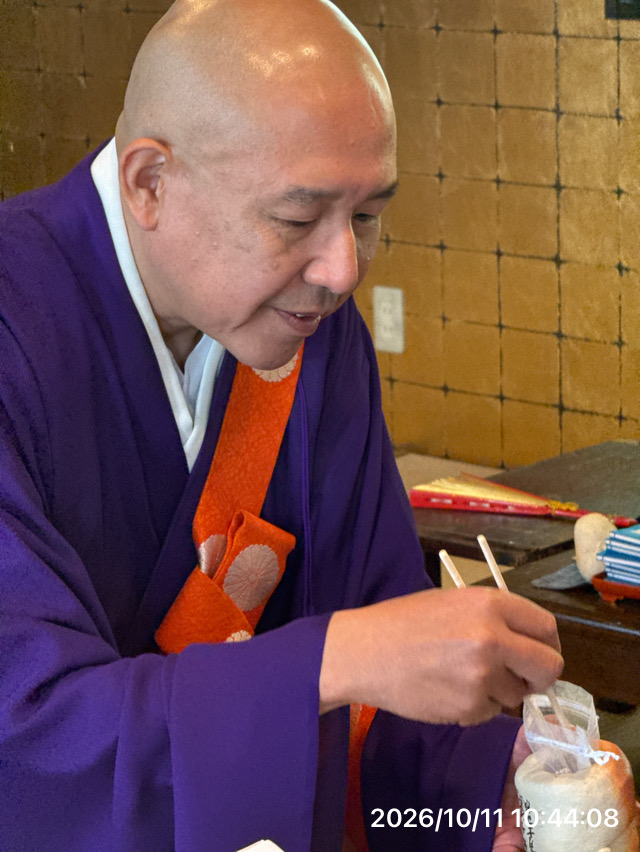 お地蔵様の中に、ご両親のお遺骨の一部を大切にお納めしているところです。