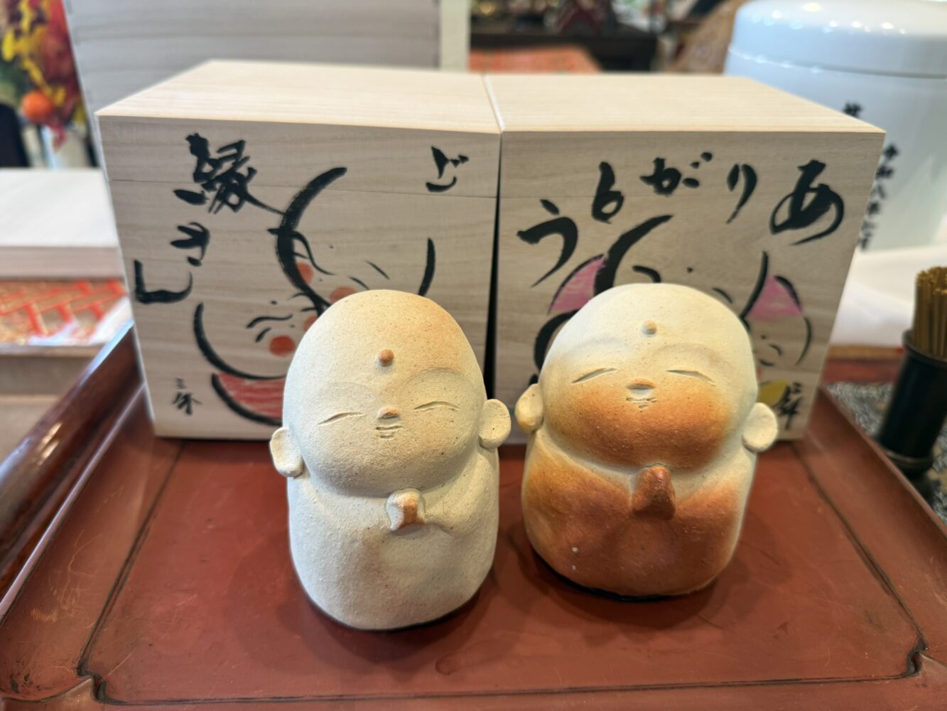 ご両親の手元供養のために用意された、住職作のつちぼとけ地蔵。柔らかな表情で並ぶ二体のお地蔵様です。