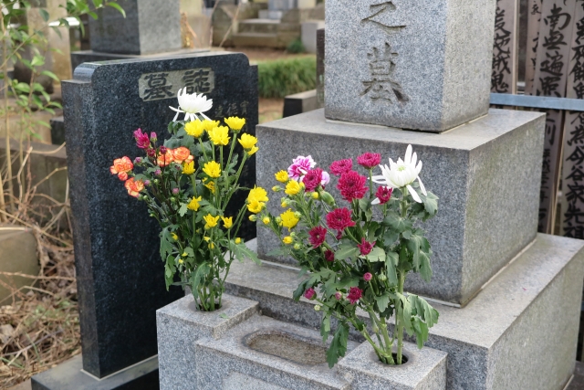 戒名の刻まれた墓誌お墓